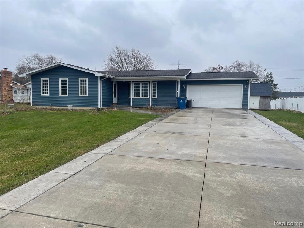 5425 Teakwood Drive, Swartz Creek, MI 48473 — front exterior