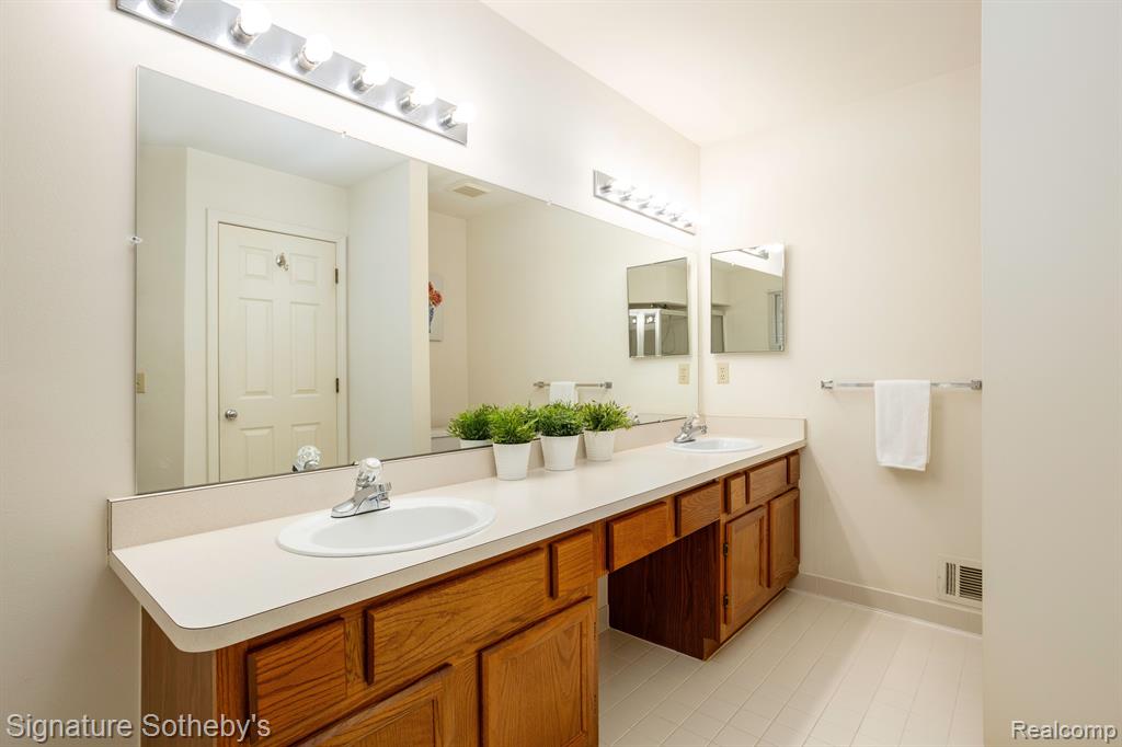 9410 Westwind Drive, Livonia, MI 48150 — Photo 30