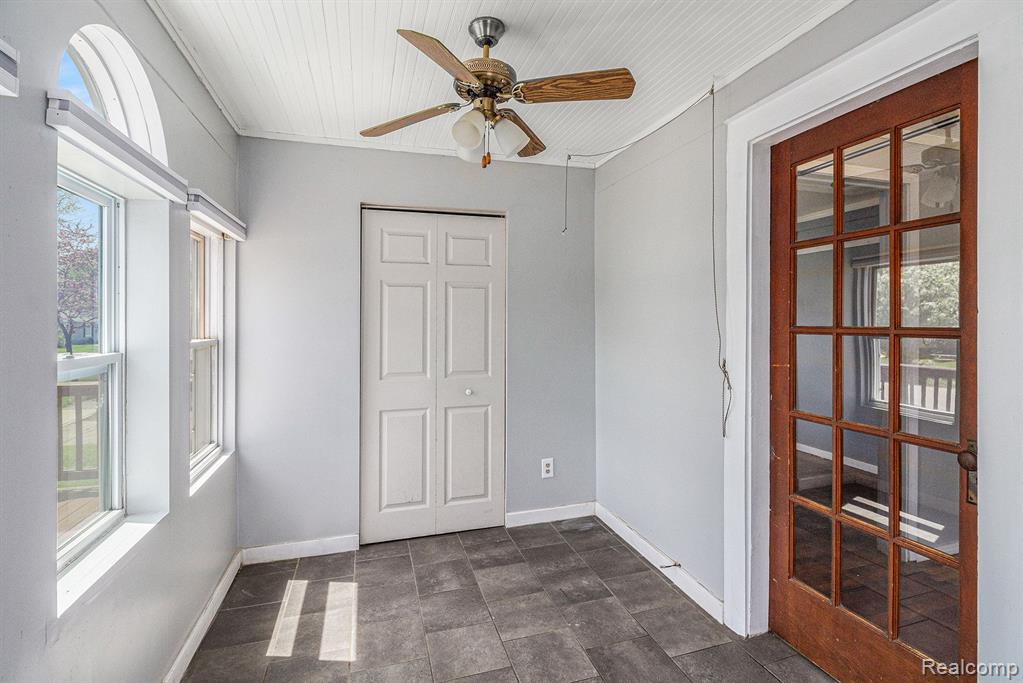 416 W CAROLINE Street, Fenton, MI 48430 — Photo 2