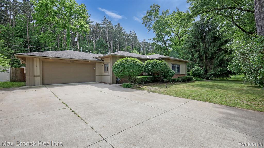 9681 LISTERIA Street, Commerce Twp, MI 48382 — front exterior