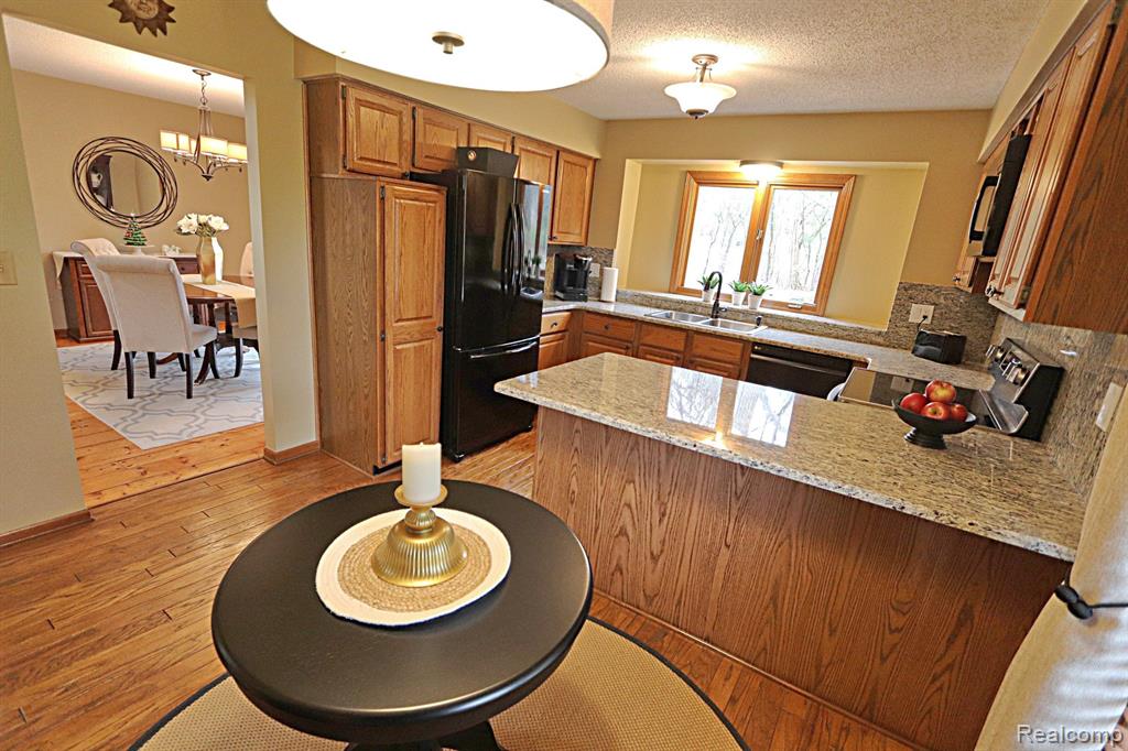 22249 RIVER PINES Drive, Farmington Hills, MI 48335 — Photo 7