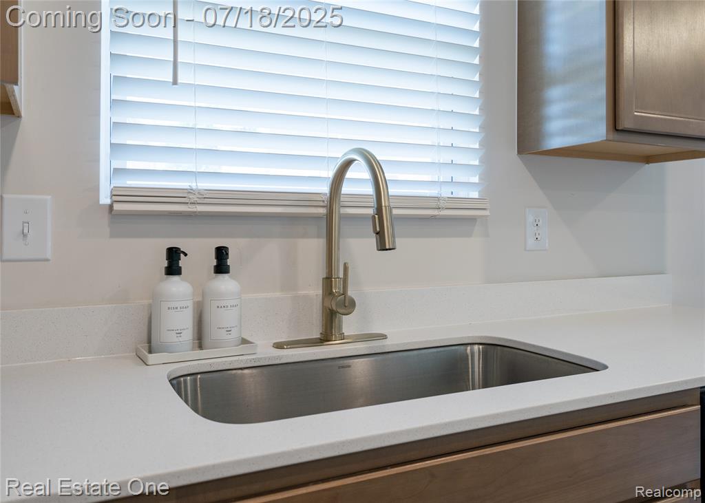 520 Lake Village, Waterford, MI 48328 — Photo 13