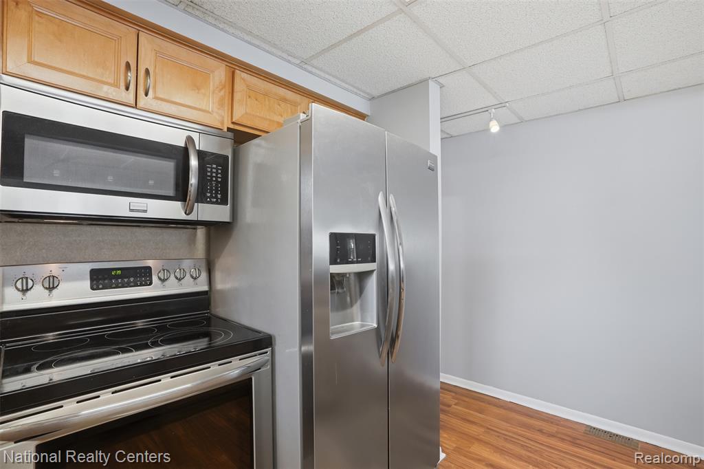 3889 Lakewood Drive, Waterford, MI 48329 — Photo 14