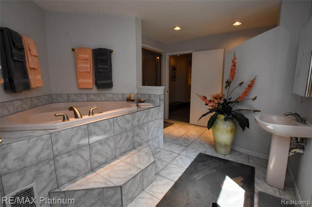 5160 Fenton Road, Fenton, MI 48430 — Photo 47