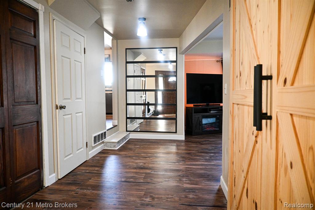 433 Dutch Mill Drive, Flushing, MI 48433 — Photo 4
