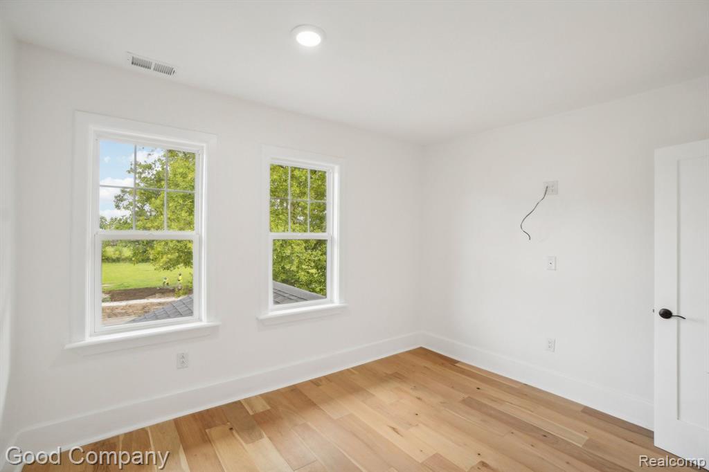 1645 CADILLAC Boulevard, Detroit, MI 48214 — Photo 20