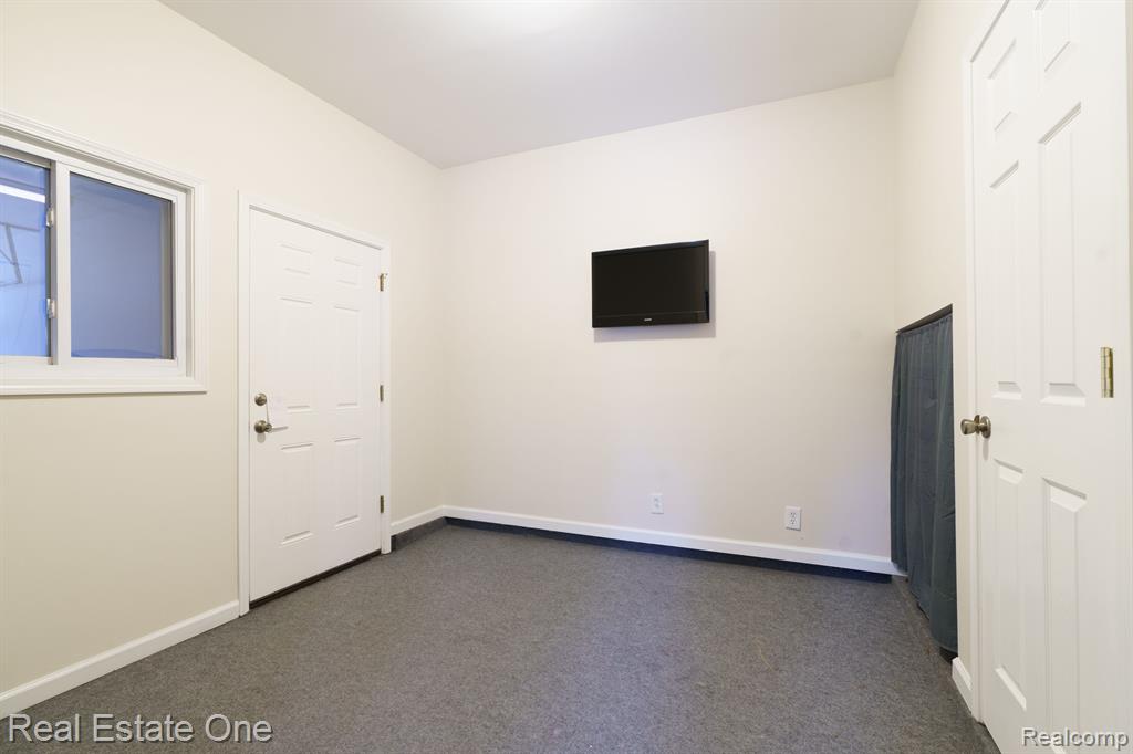 776 AMBERLY Drive, Unit B, Waterford, MI 48328 — Photo 24