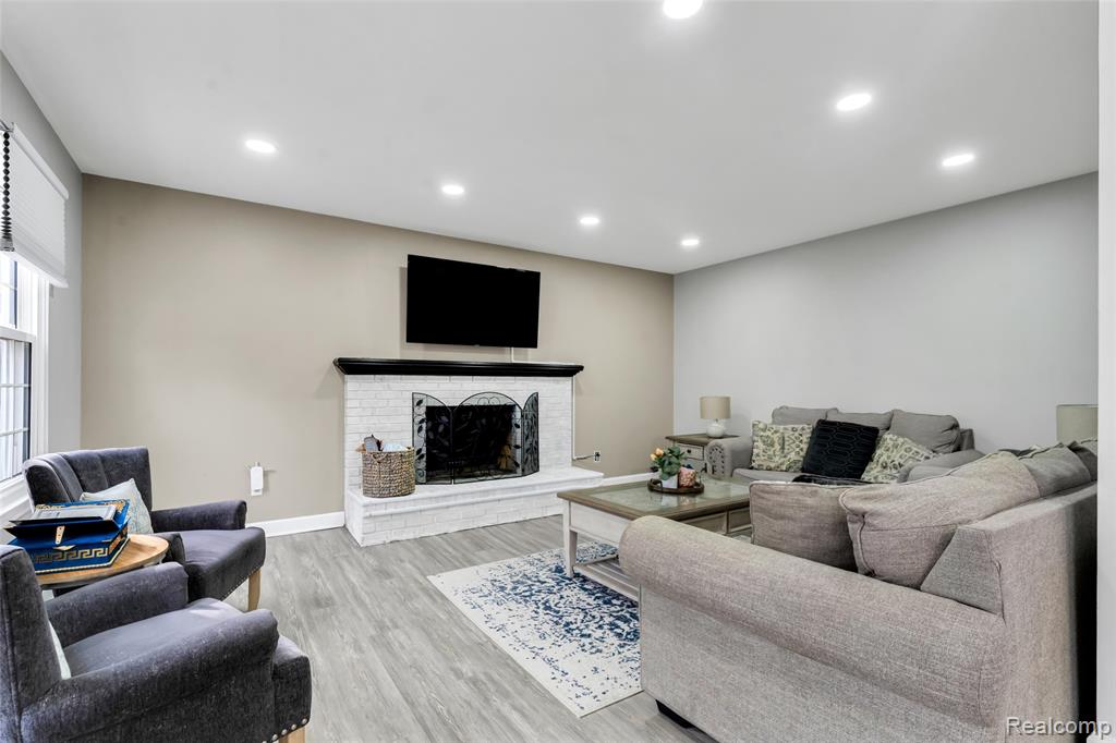 648 Lansdowne Drive, Westland, MI — Photo 13