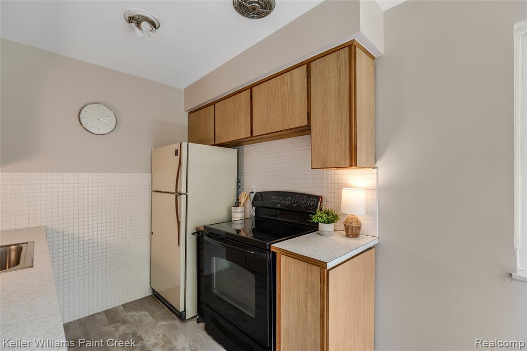 19839 Arthur, 246, Harper Woods, MI 48225 — Photo 5