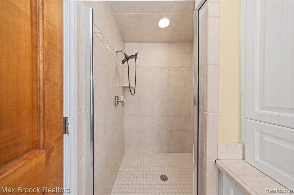 5679 Branford Drive, West Bloomfield, MI — Photo 53