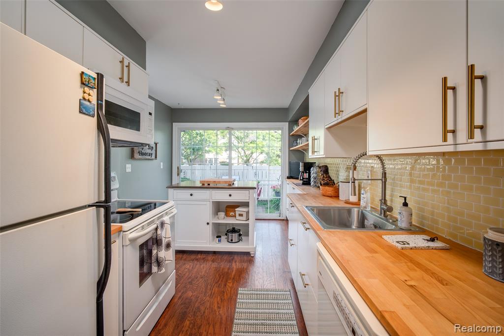 42174 Roscommon Street, Northville, MI 48167 — Photo 9