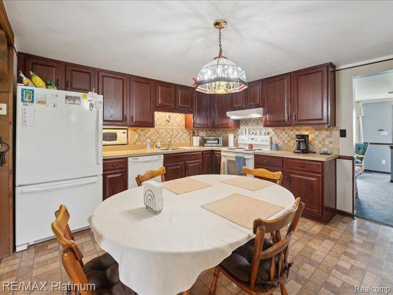 2338 ROSELAWN Street, Wolverine Lake, MI 48390 — Photo 6