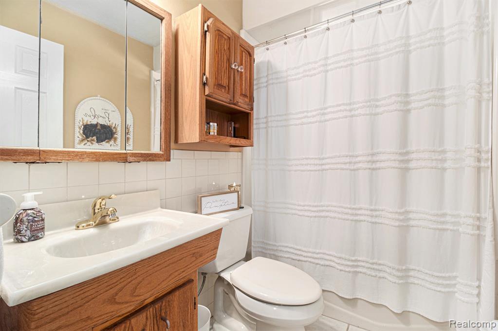 8455 Salem Lane, Dearborn Heights, MI 48127 — Photo 13