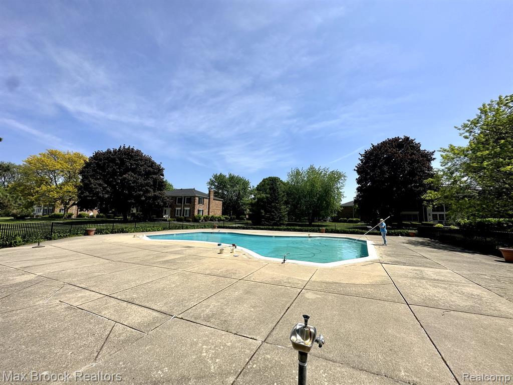 740 E FOX HILLS Drive, Bloomfield Hills, MI 48304 — Photo 23