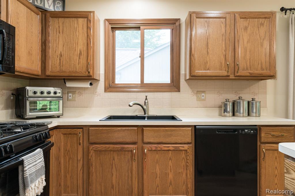 6821 Carriage Creek Drive, Washington, MI — Photo 10