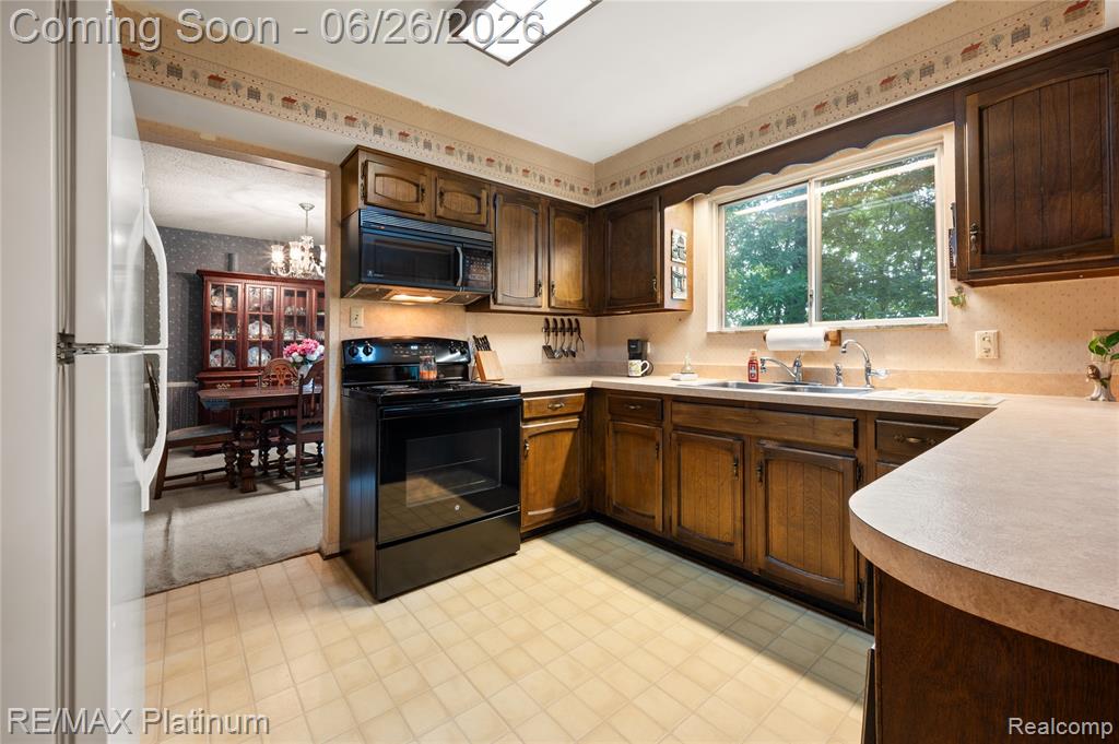 9460 Deer Park Court, Fenton, MI 48430 — Photo 13