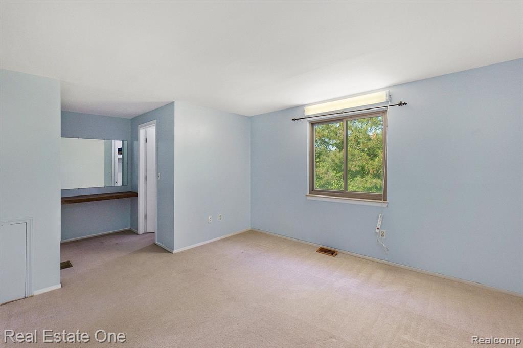 3694 OLD CREEK Road, Troy, MI 48084 — Photo 9