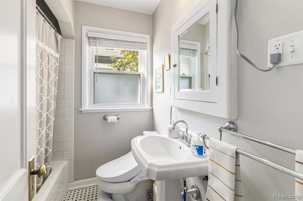 915 N Altadena Avenue, Royal Oak, MI 48067 — Photo 16