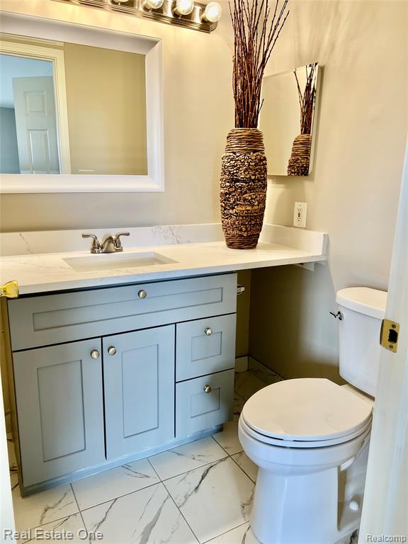 6121 ORCHARD LAKE, 202, West Bloomfield, MI — Photo 16