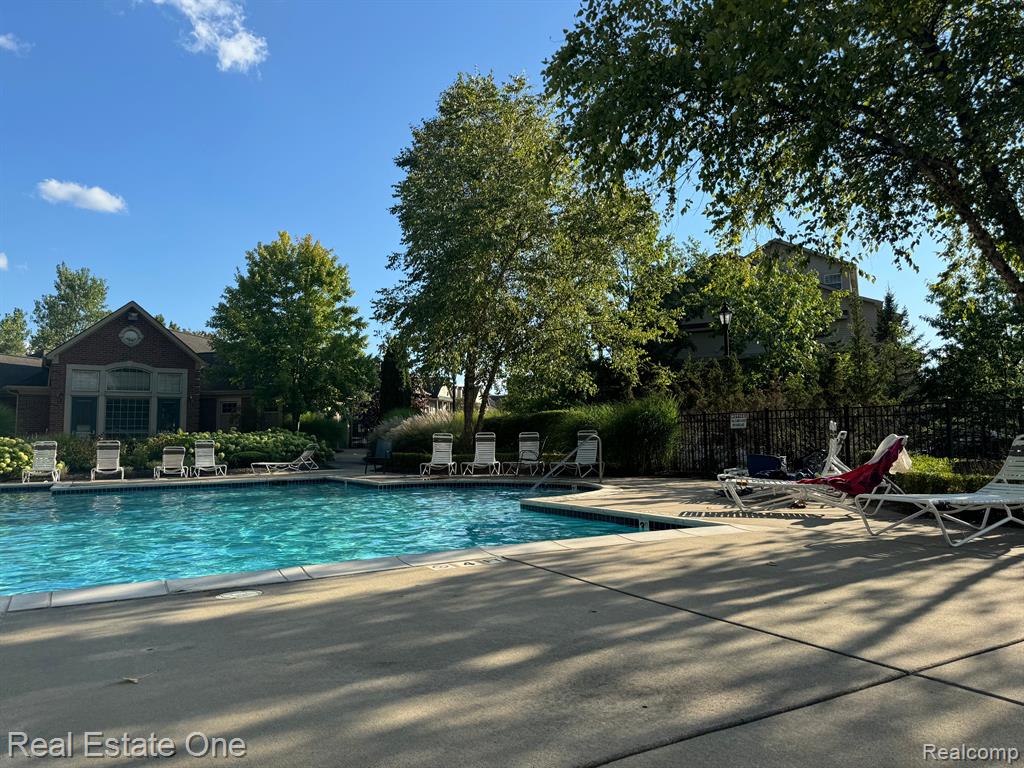 531 RED OAK Court, Walled Lake, MI 48390 — Photo 6