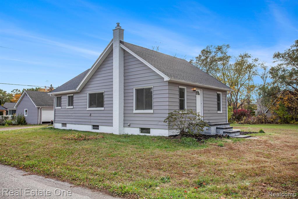 5251 Pontiac Lake Road, Waterford, MI 48327 — front exterior