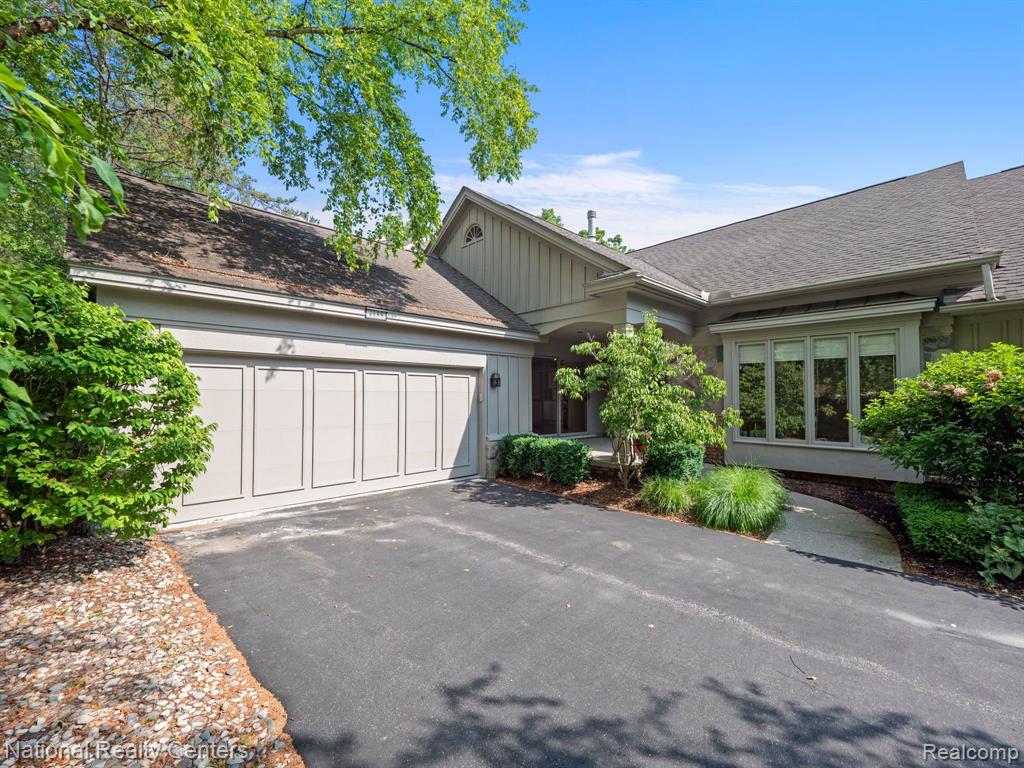 4888 WOODCLIFF HILL Road, West Bloomfield, MI 48323 — Photo 2