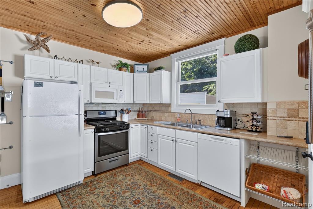 398 Howard Avenue, Grand Haven, MI 49417 — Photo 13
