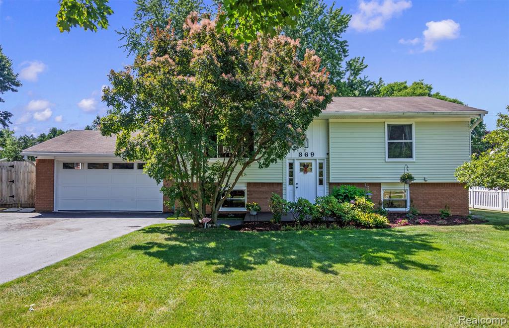 869 Seymour Lake Road, Oxford, MI 48371