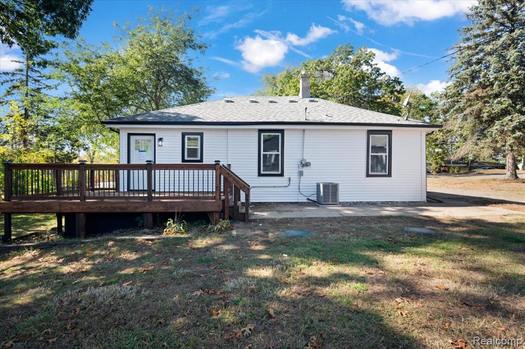 1588 Ladd Road, Wolverine Lake, MI 48390 — Photo 25