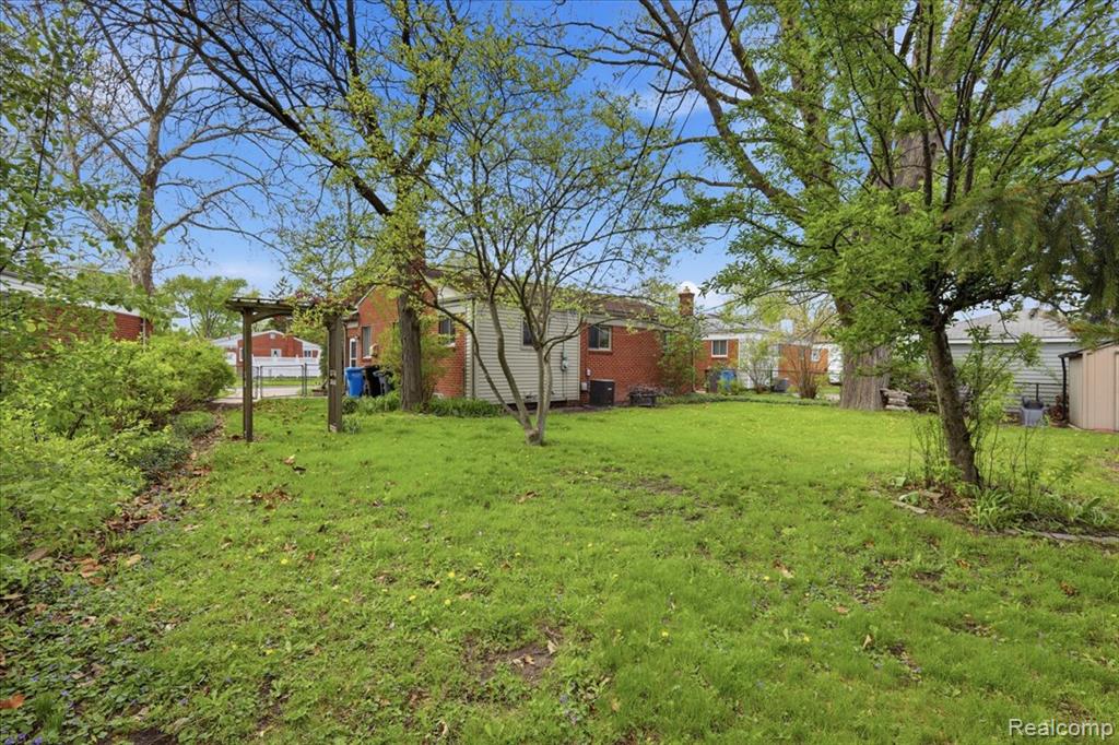 28146 Park Court, Madison Heights, MI 48071 — Photo 32