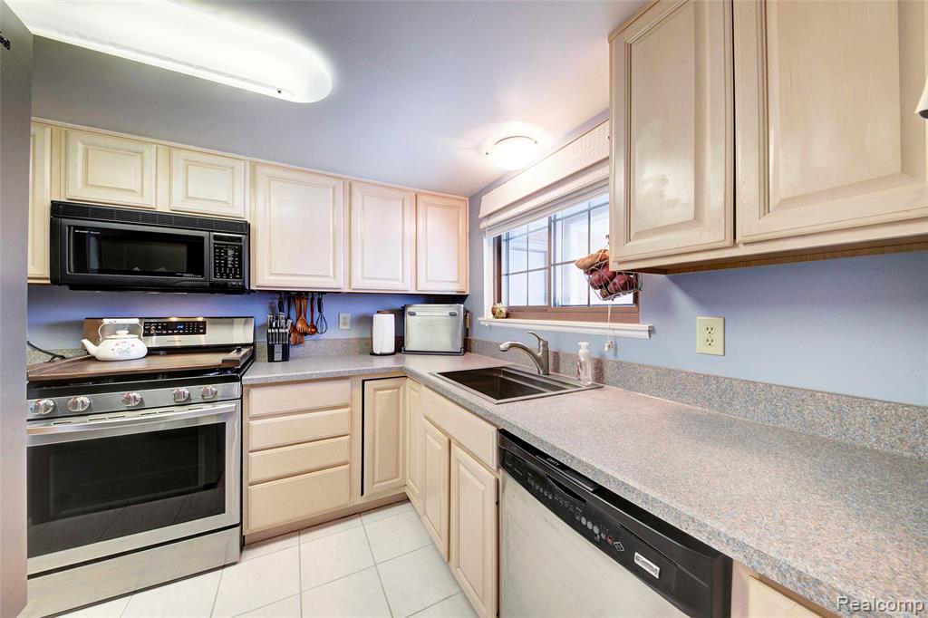 9870 Cambridge Court, 121-2, South Lyon, MI 48178 — Photo 10