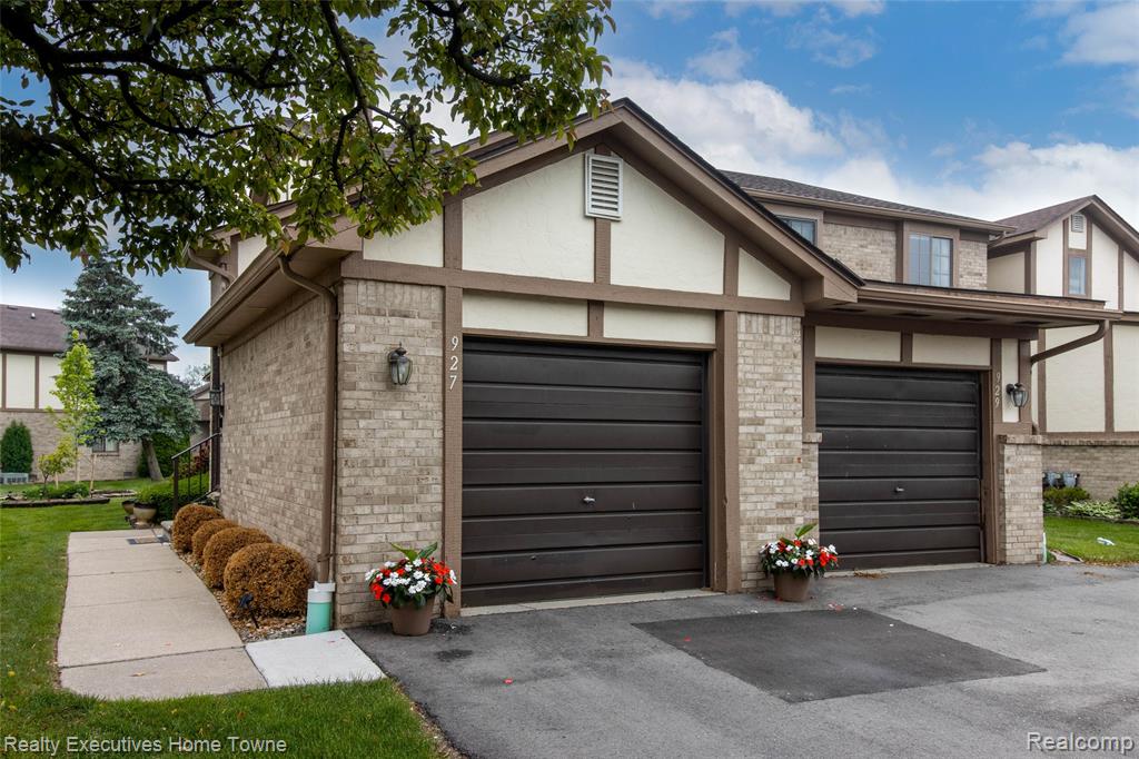 929 Country Club Drive, Saint Clair Shores, MI 48082 — front exterior