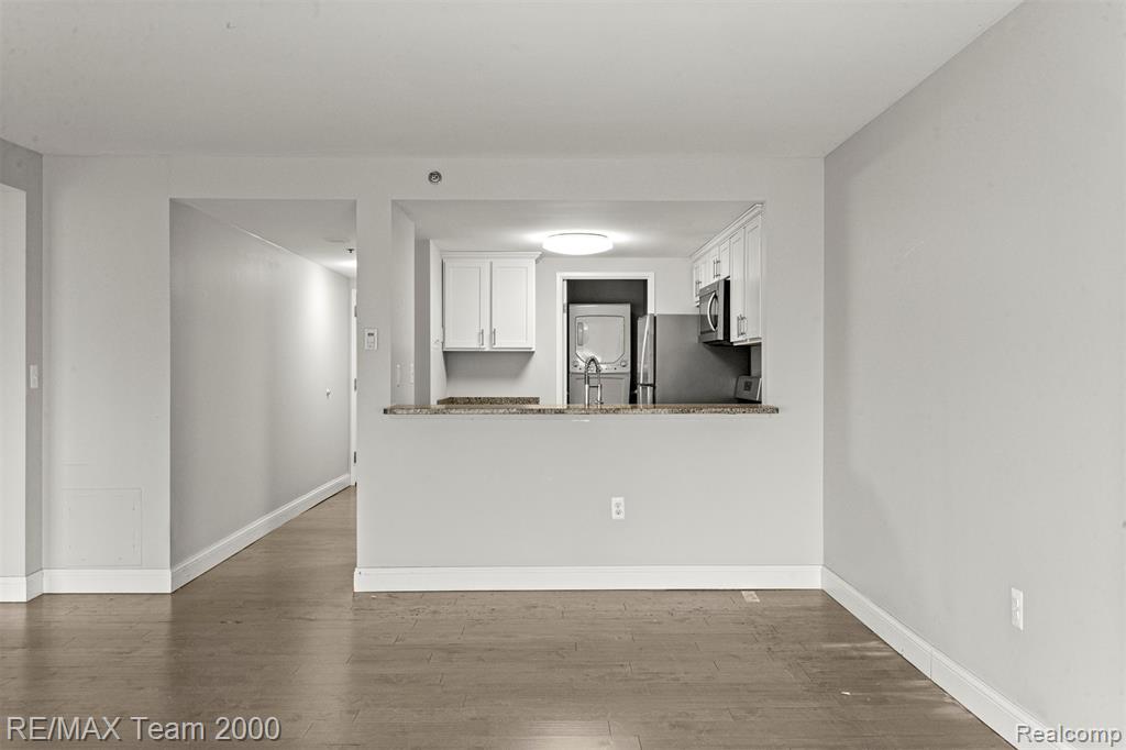 250 E HARBORTOWN Drive, 702, Detroit, MI 48207 — Photo 9