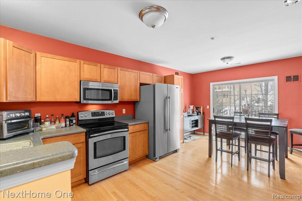 609 VILLAGE Lane, Milford, MI 48381 — Photo 6