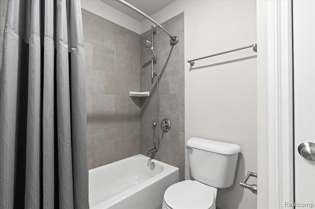 10611 STONEY POINT Drive, South Lyon, MI 48178 — Photo 32