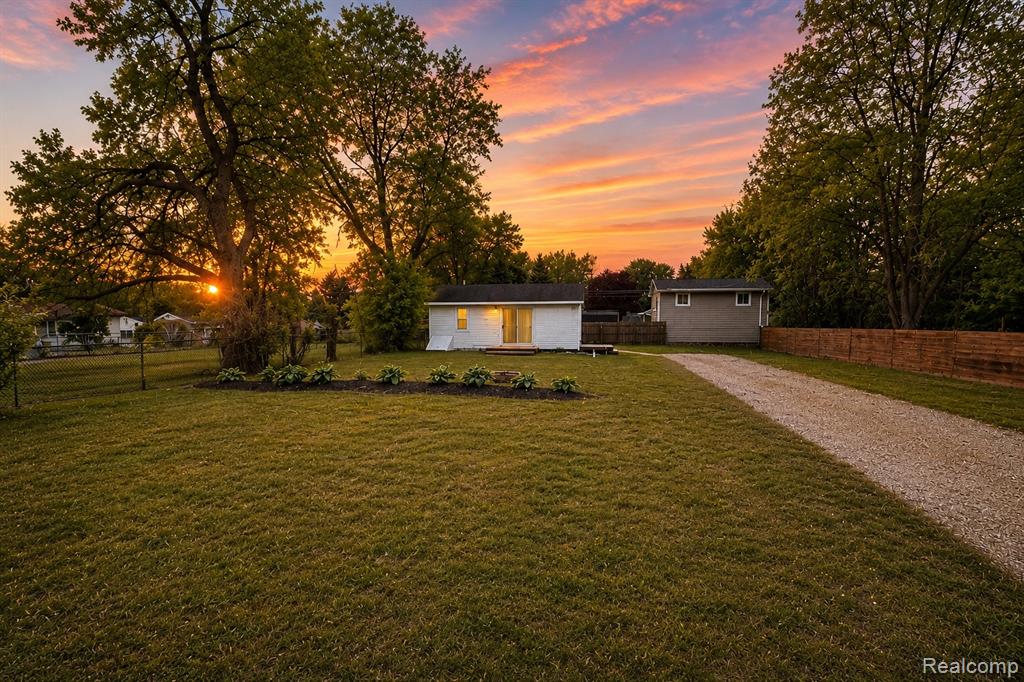 617 W Commerce Road, Walled Lake, MI 48382