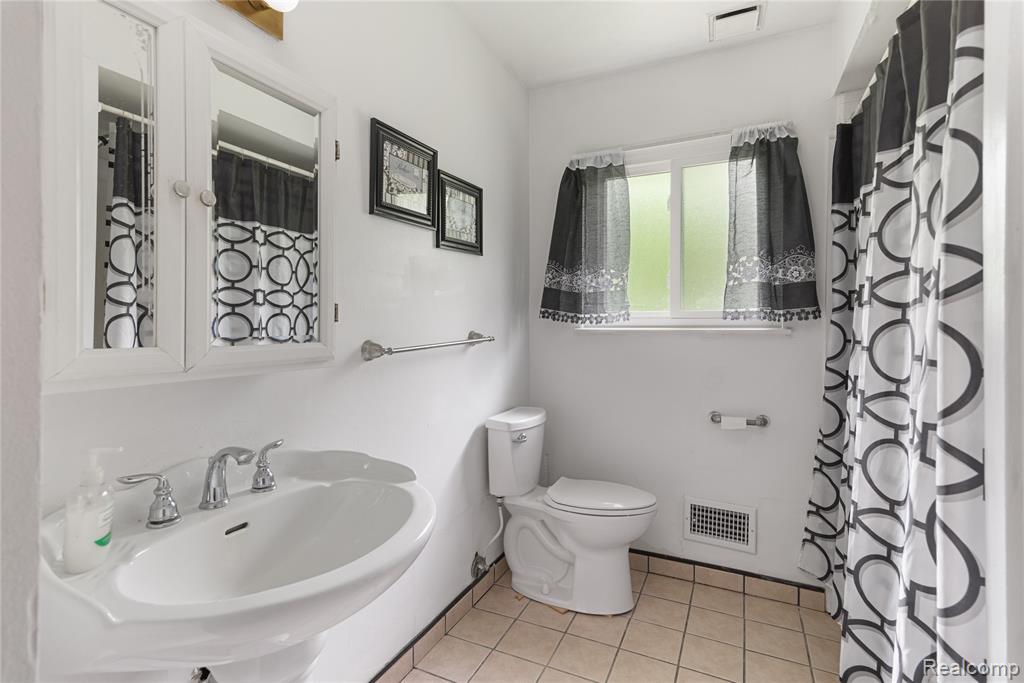 4327 Lancashire, Milford, MI 48380 — Photo 16