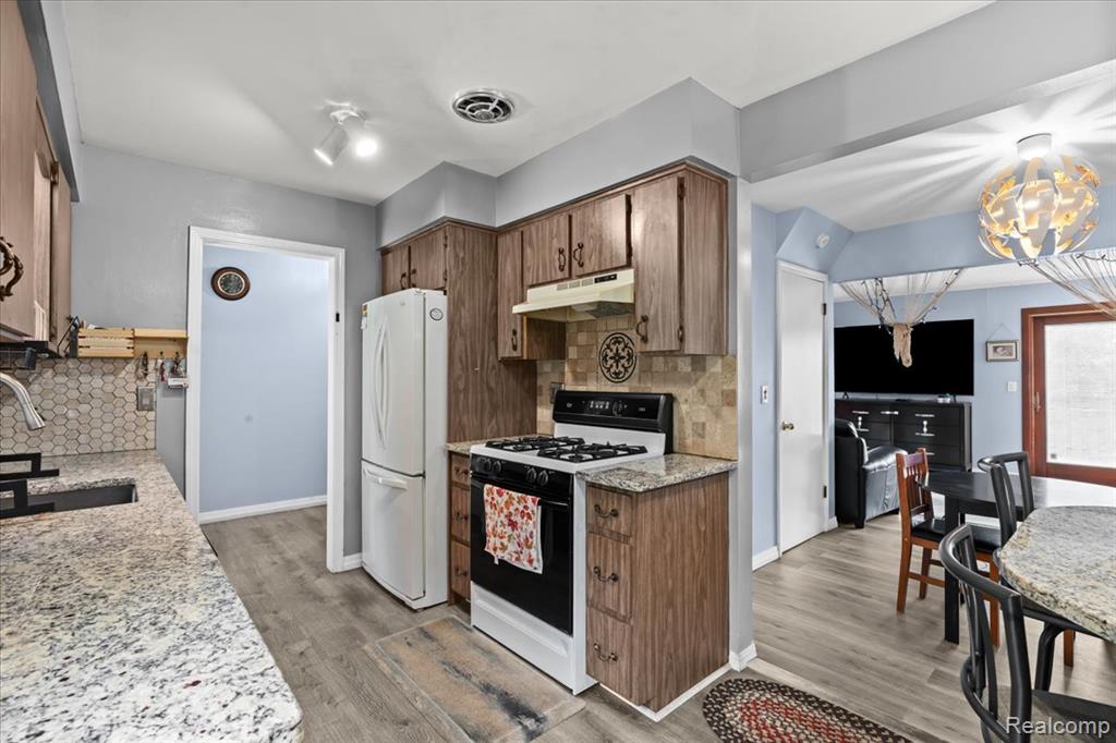 24243 Bashian Drive, Novi, MI — Photo 11