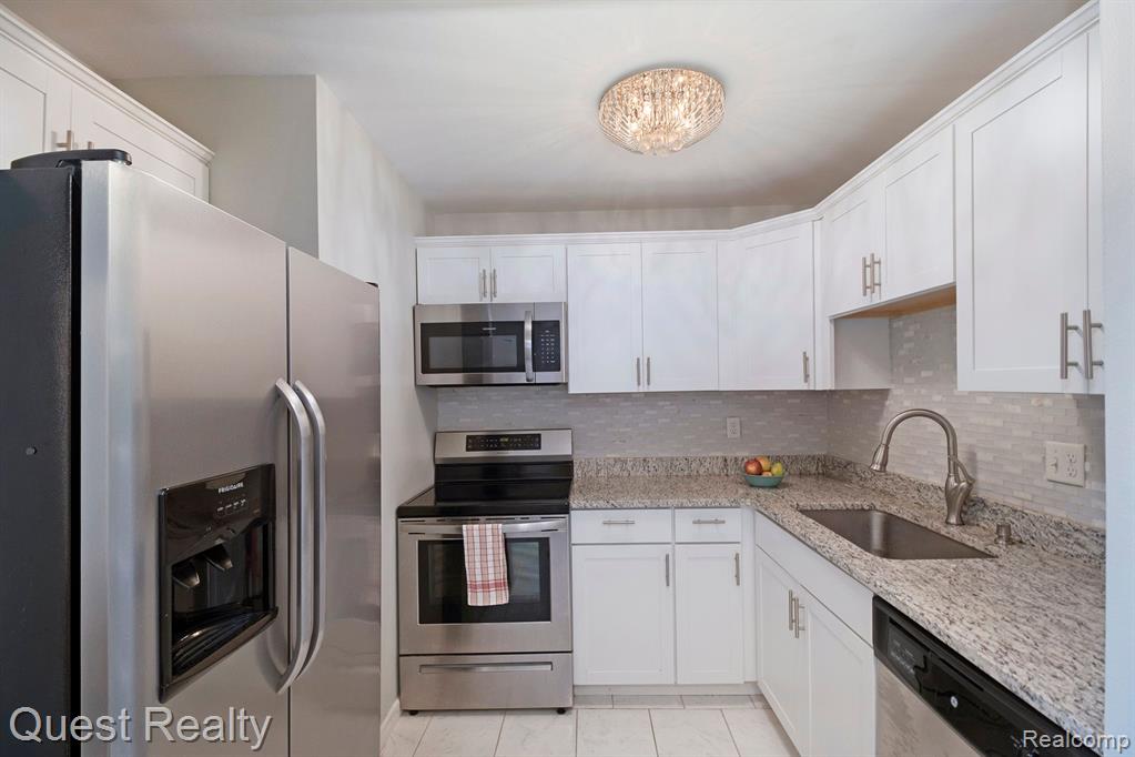 4905 CROOKS Road, B2, Royal Oak, MI 48073 — Photo 9