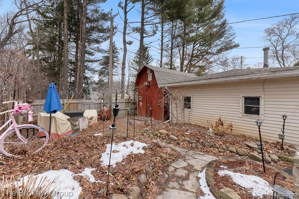 734 WOODLAND Avenue, Lake Orion, MI 48362 — Photo 16