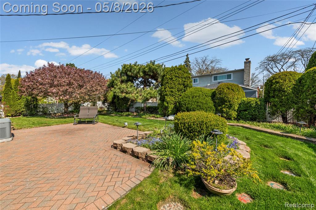 690 Briarcliff Drive, Grosse Pointe Woods, MI 48236 — Photo 8