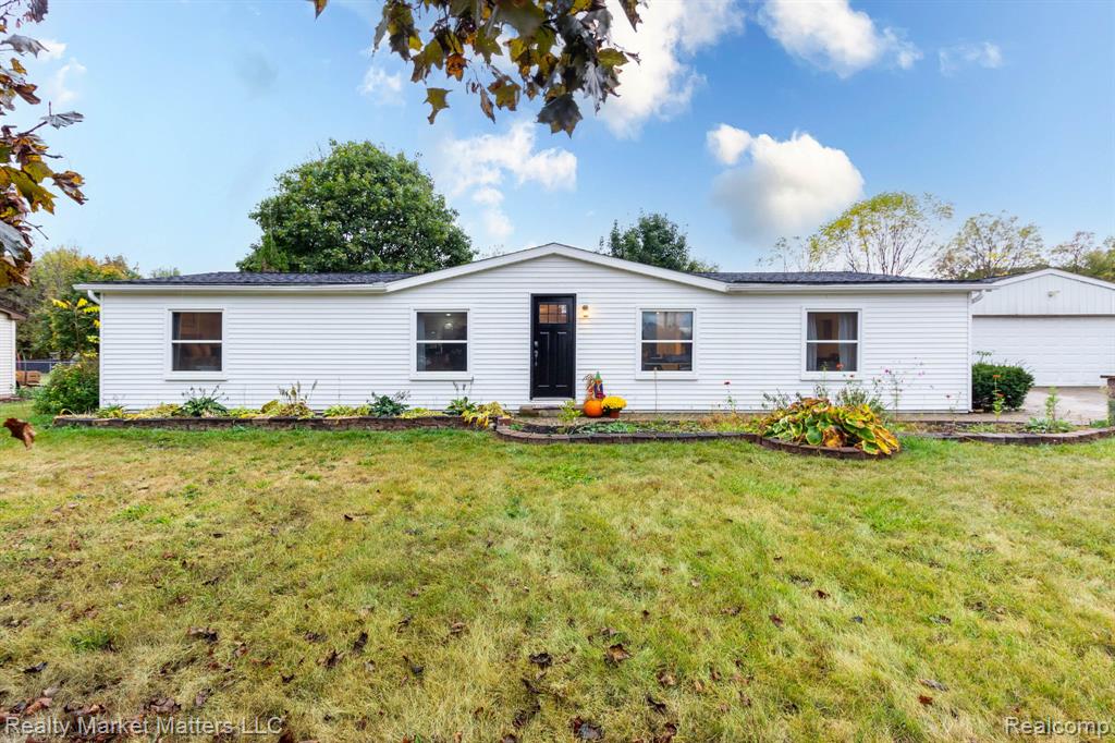 781 W Davison Lake Road, Oxford, MI 48371 — front exterior