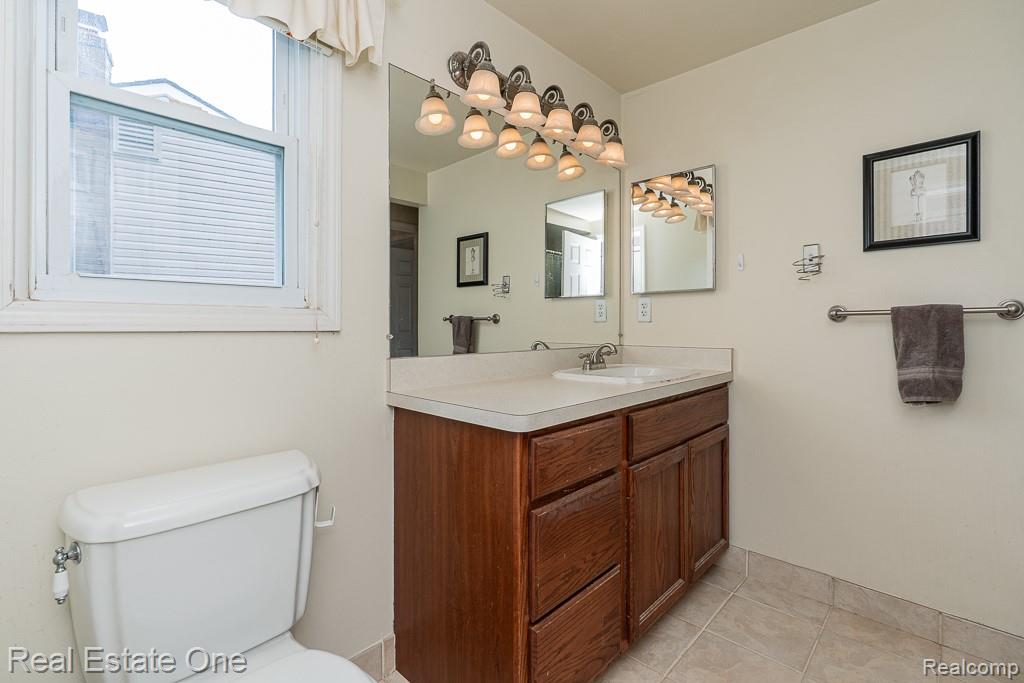 42514 Freeport Drive, Sterling Heights, MI 48313 — Photo 25