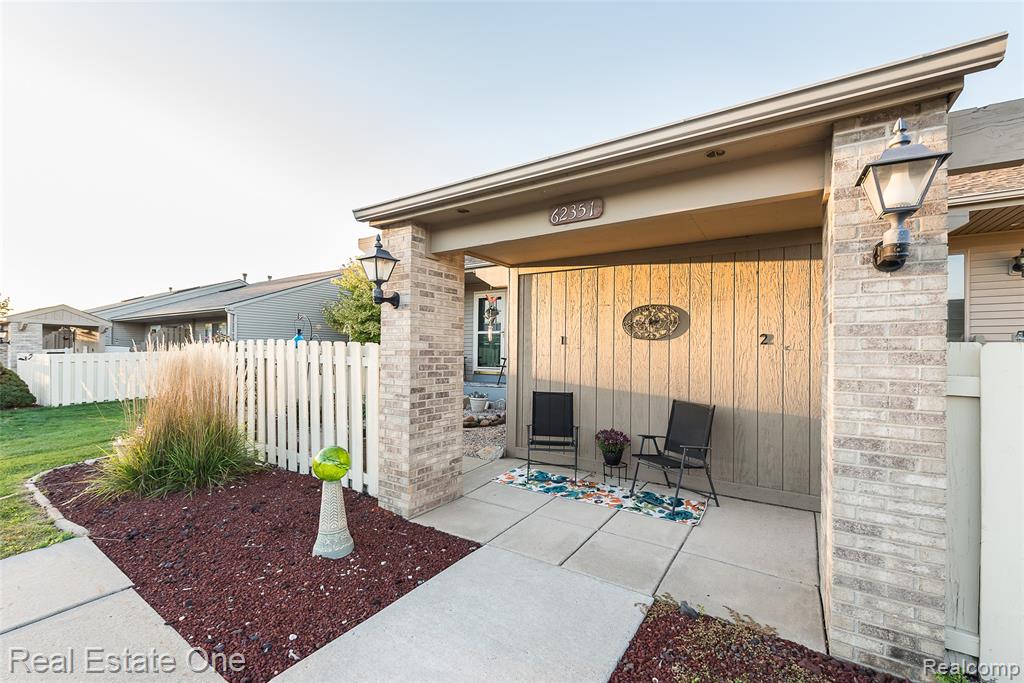 62351 ARLINGTON Circle, 1, South Lyon, MI 48178 — Photo 3