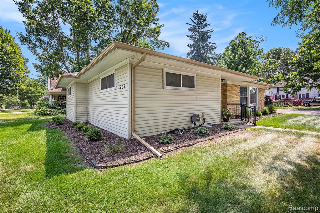 702 E Maple Street, Holly, MI 48442 — Photo 2