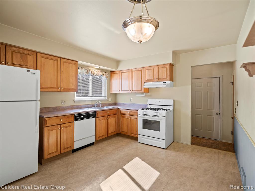 87 CARTER Drive, Troy, MI 48098 — Photo 12