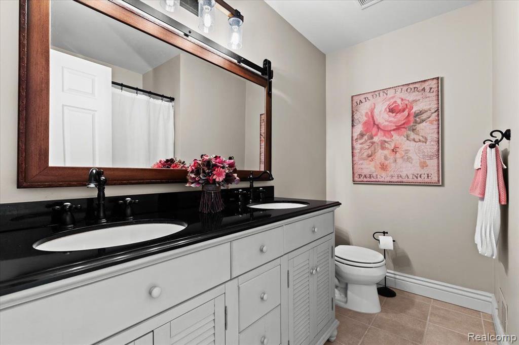 819 WOODHAVEN Drive, Commerce Twp, MI 48390 — Photo 16