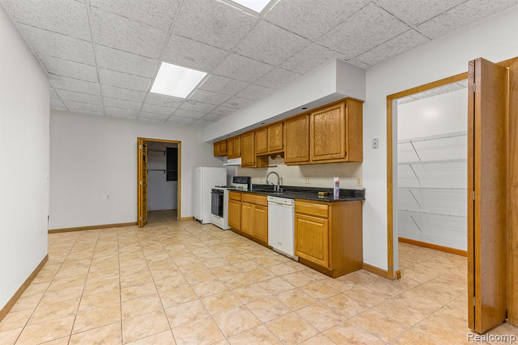 4 LEMINGTON, Dearborn, MI 48126 — Photo 41
