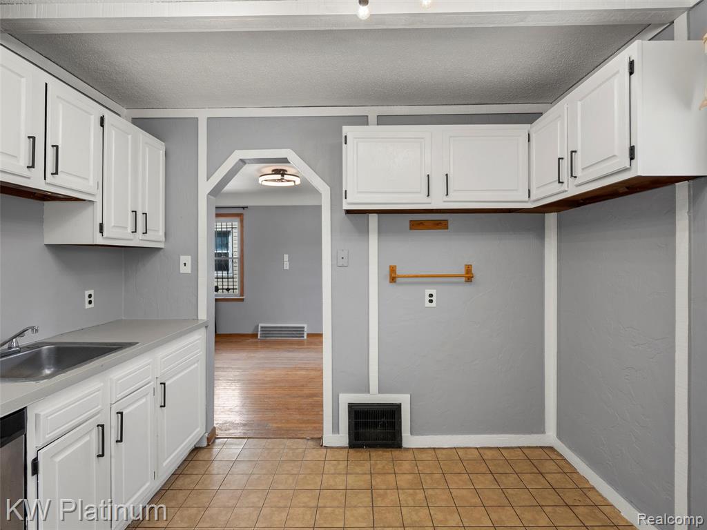 6803 Plainview Avenue, Detroit, MI 48228 — Photo 11