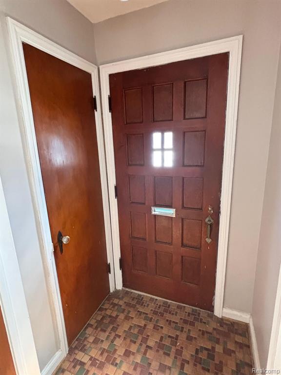 1528 ROSLYN Road, Grosse Pointe Woods, MI 48236 — Photo 2